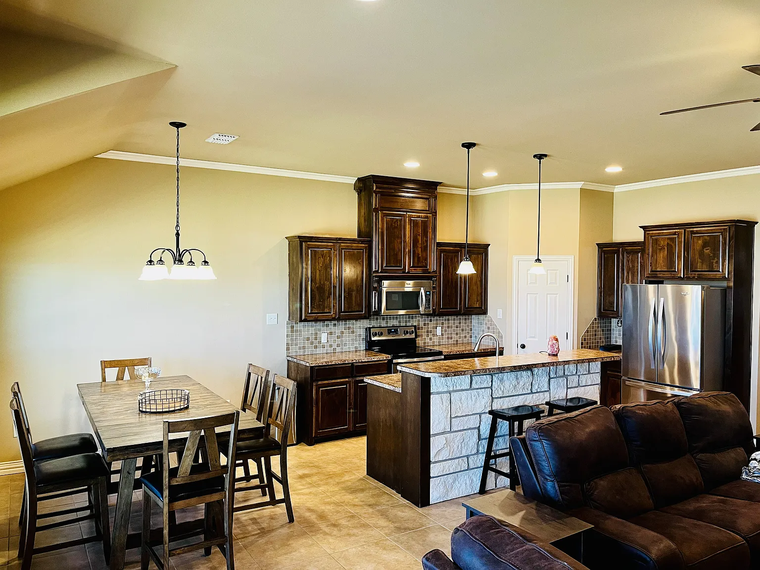 3 bed, 1460 sqft, $4,500 — Photo 3