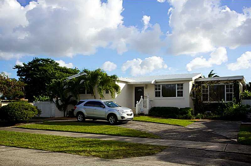 GEM l 3b/2b gorgeous kitchen, pool & detached 2 car garage