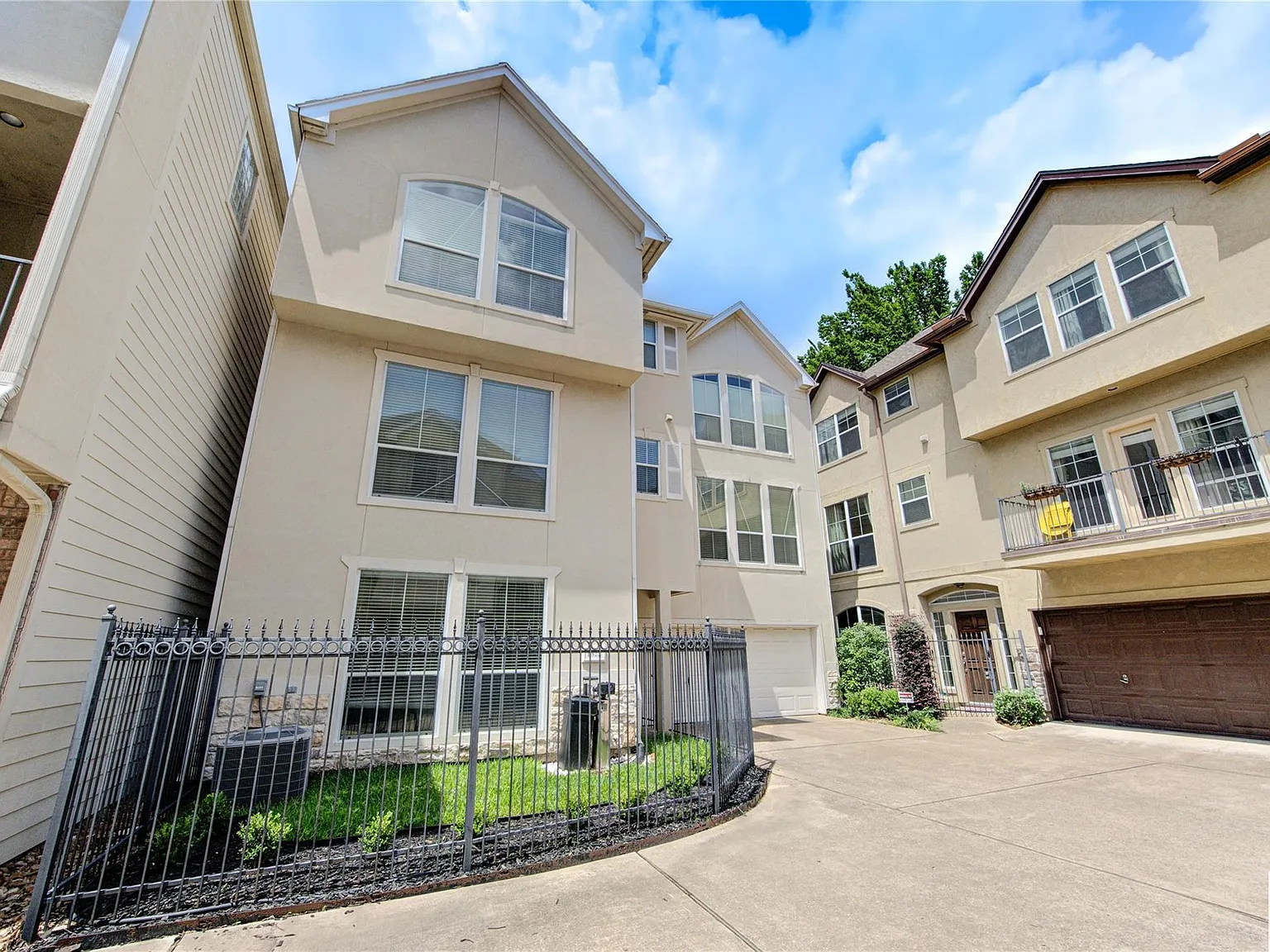 3 bed, 3.5 bath, 2634 sqft, $3,000 — Photo 2