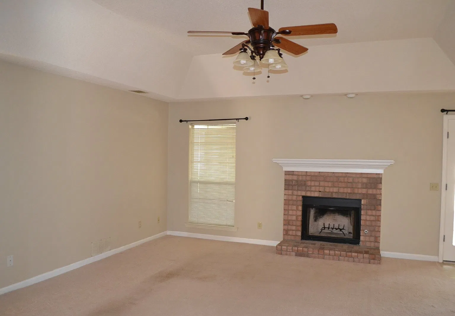 3 bed, 2.0 bath, 1872 sqft, $1,775 — Photo 2