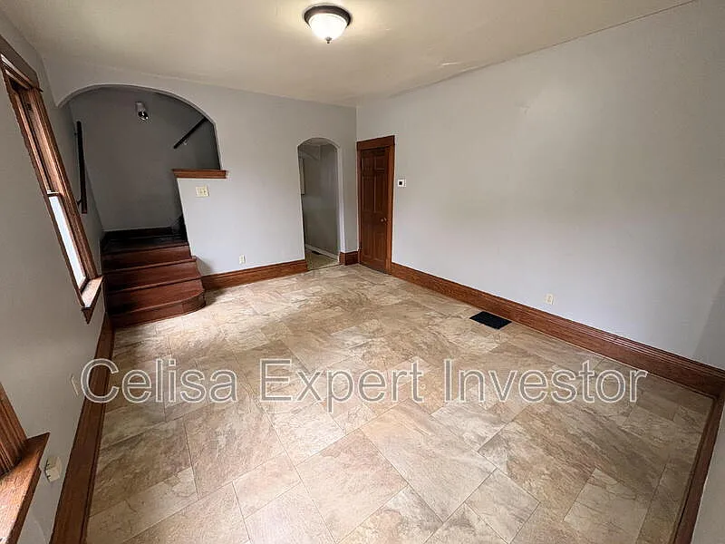 3 bed, 1.0 bath, 1000 sqft, $1,000 — Photo 2