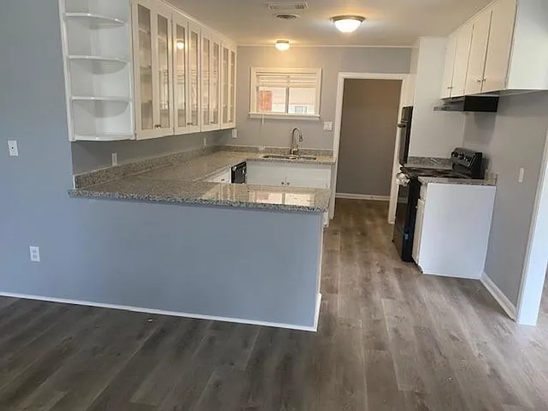1102 Avenue C — Photo 3