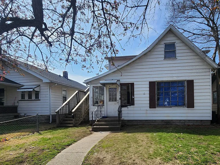 2615 S Center St — Photo 9