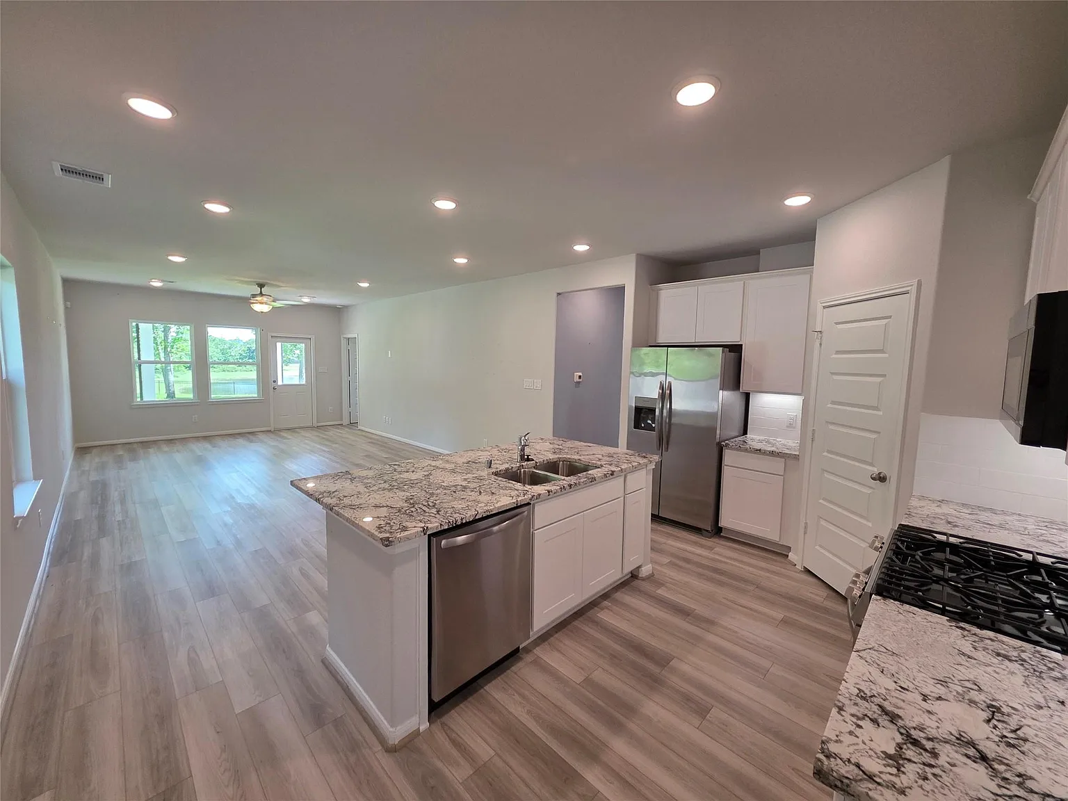 5 bed, 3.0 bath, 3008 sqft, $2,950 — Photo 4