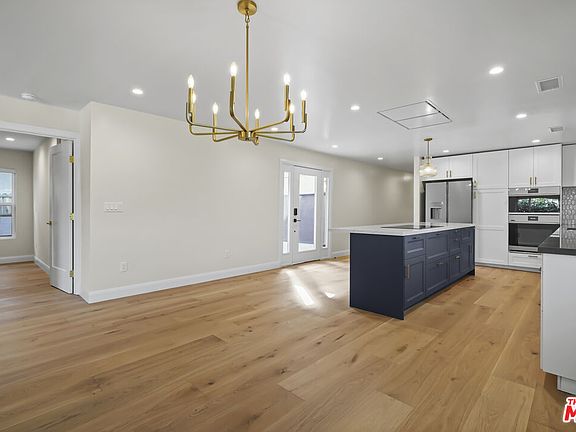 5th image of 4762 Charters Ave
