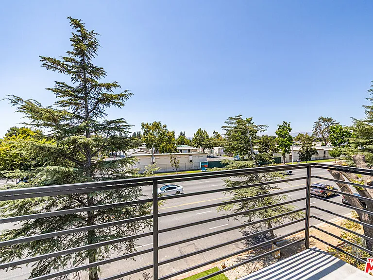 6702 Balboa Blvd #1 — Photo 14
