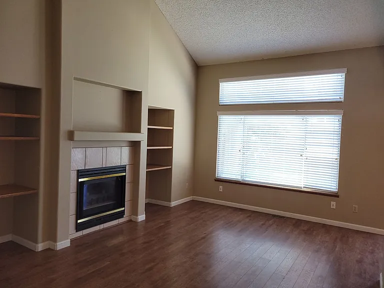 305 Holbrook St — Photo 9