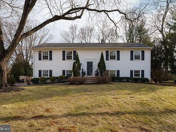 2nd image of 18 Sherbrooke Dr