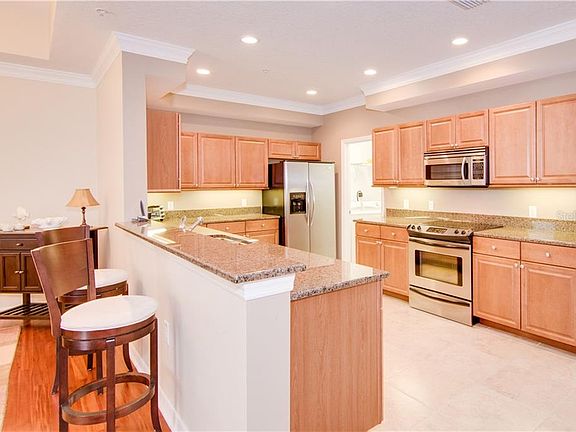 4th image of 618 Wells Ct Unit 202