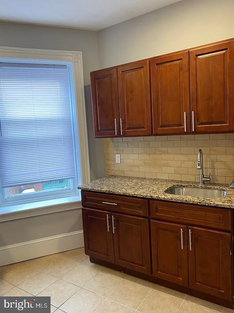 3 bed, 1.0 bath, 1800 sqft, $1,795 — Photo 3