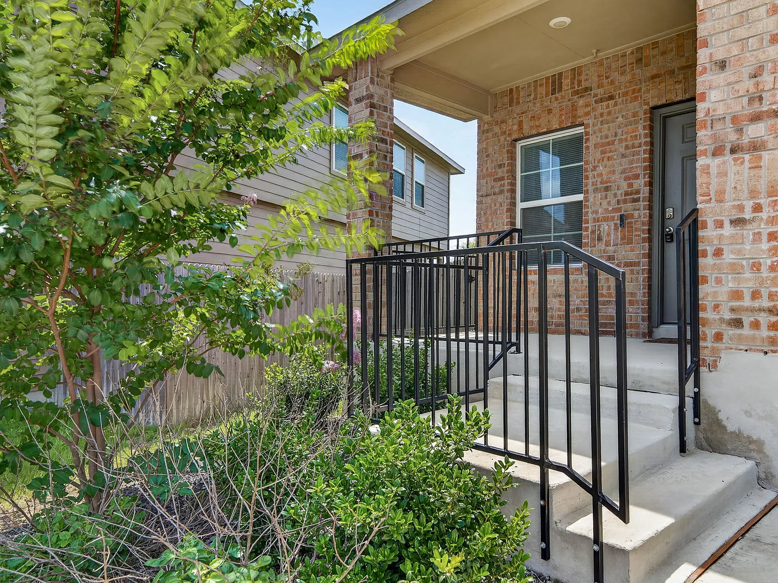 5 bed, 2493 sqft, $2,200 — Photo 3