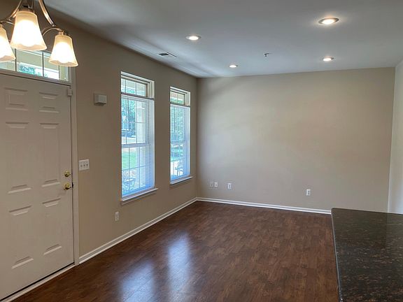 5th image of 530 Red Oak Ct