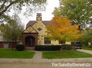 1027 N 5th St, Seward, NE 68434