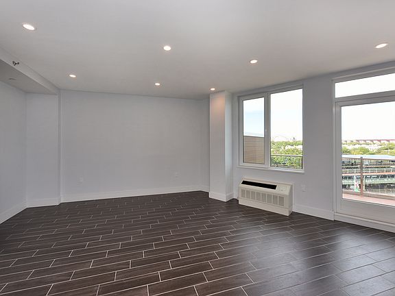 5th image of 25-03 32nd St Penthouse 3