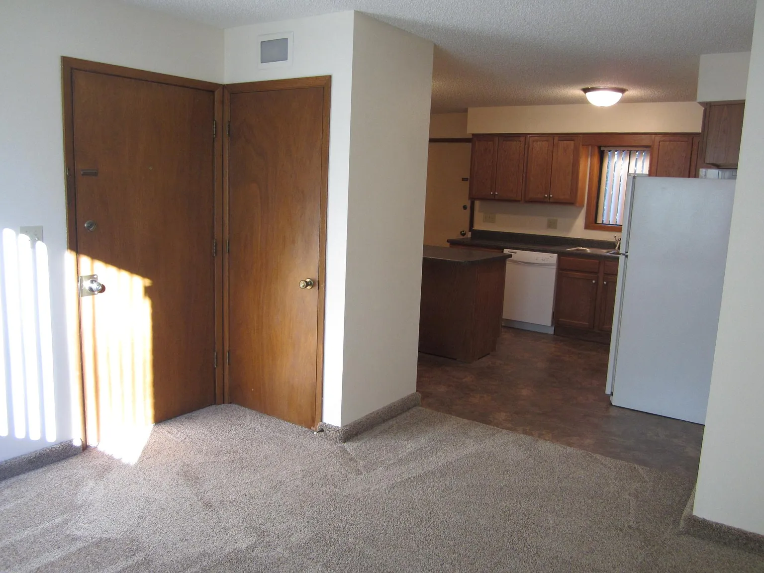 2 bed, $870 — Photo 1