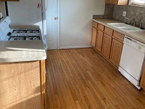 3rd image of 1605 Gloria St