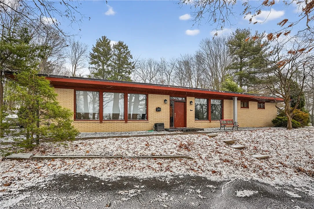 290 Maple Dr photo 1