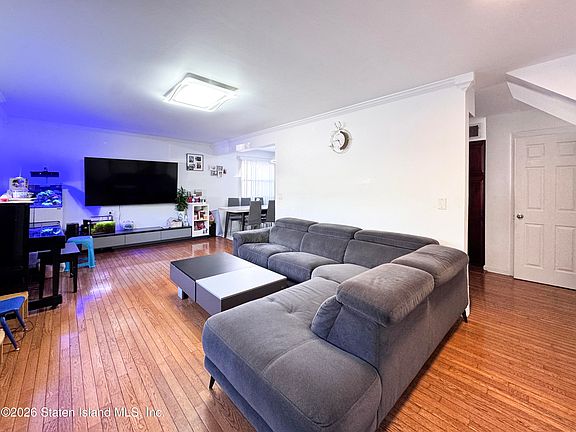 4th image of 523 Willow Rd E #1