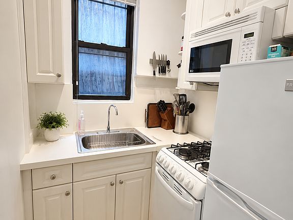 4th image of 102 E 31st St APT 2D