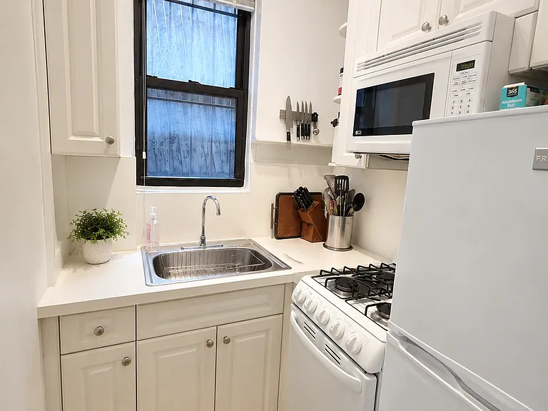 102 E 31st St #2D — Photo 4