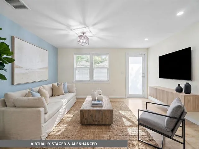353 E Lakewood Rd