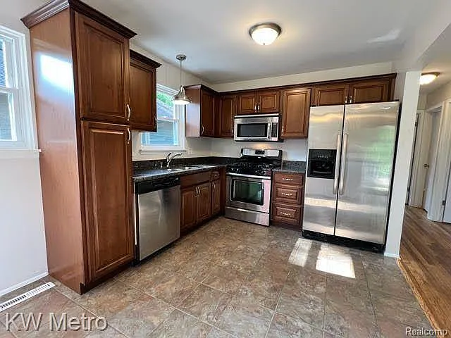 823 E 5th St — Photo 3
