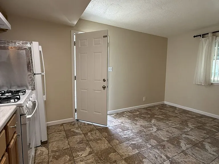 410 Alden St — Photo 5