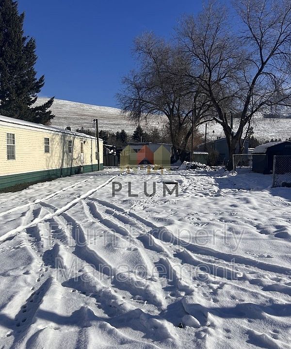 1st image of 740 Turner St Trailer 3