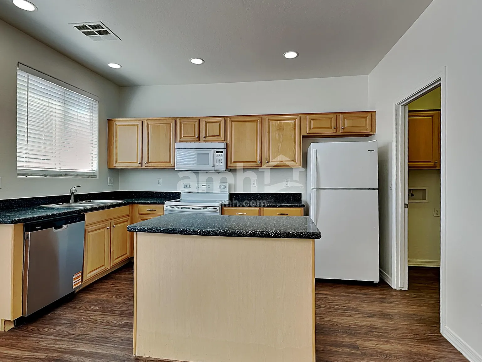 4 bed, 3.0 bath, 1902 sqft, $2,045 — Photo 3