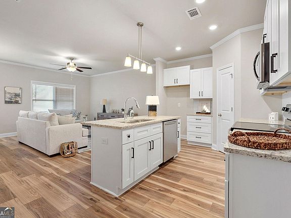 3rd image of 4 Dewey Rd