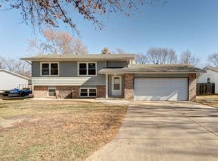 924 Cherry Hills Dr, Newton, KS 67114