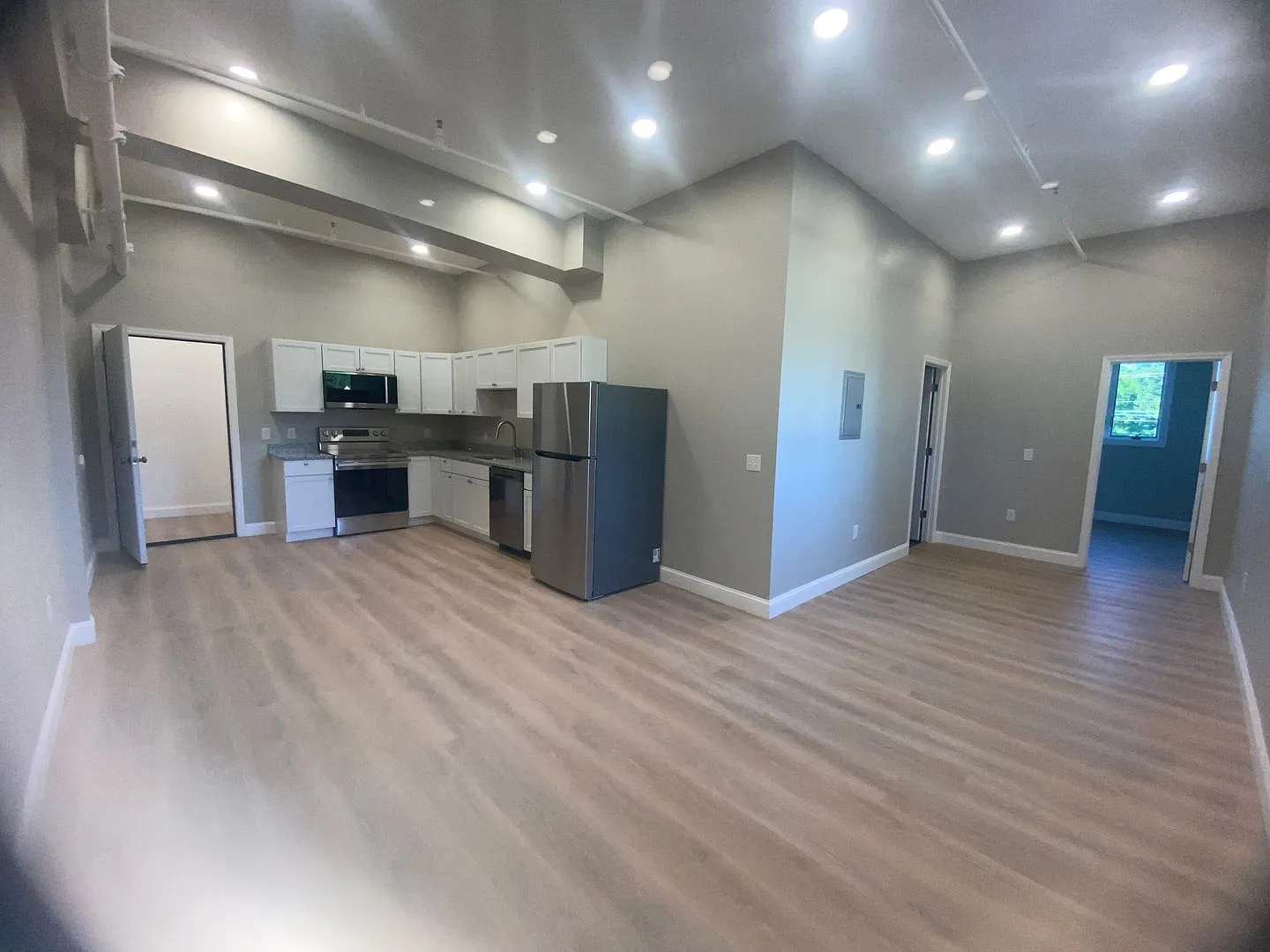 Newly Constructed Building featuring 16 Modern Apartments — Photo 2