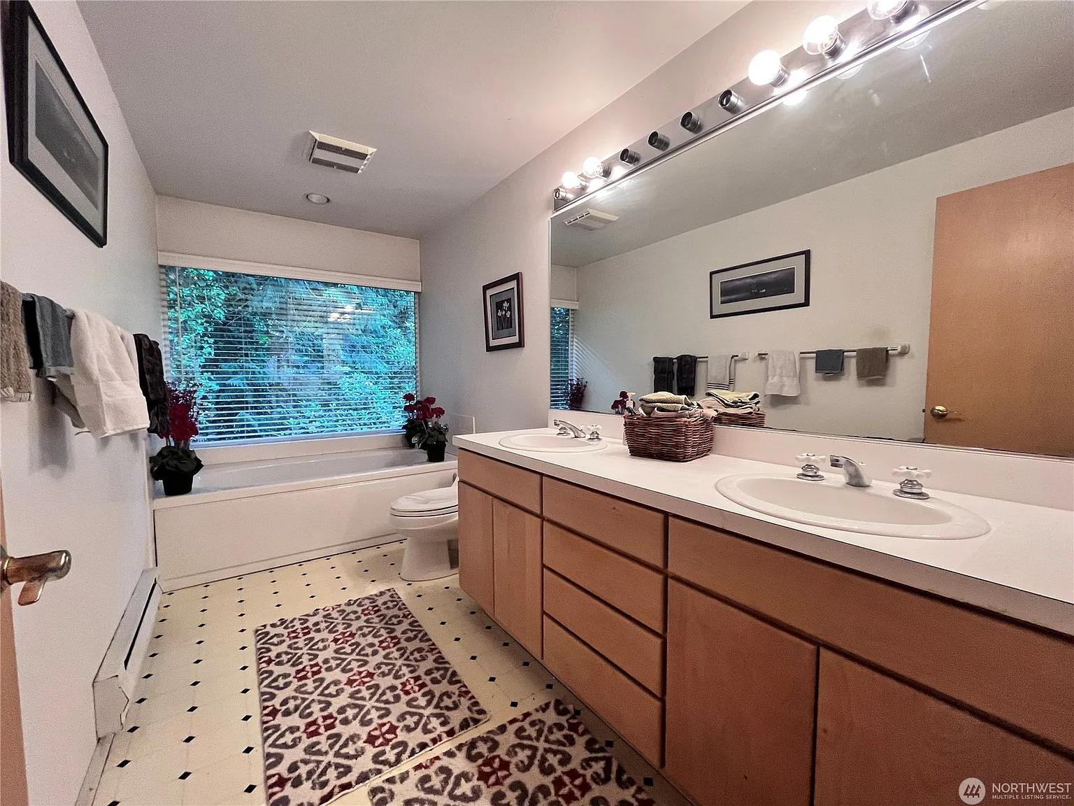 4 bed, 2346 sqft, $3,050 — Photo 3