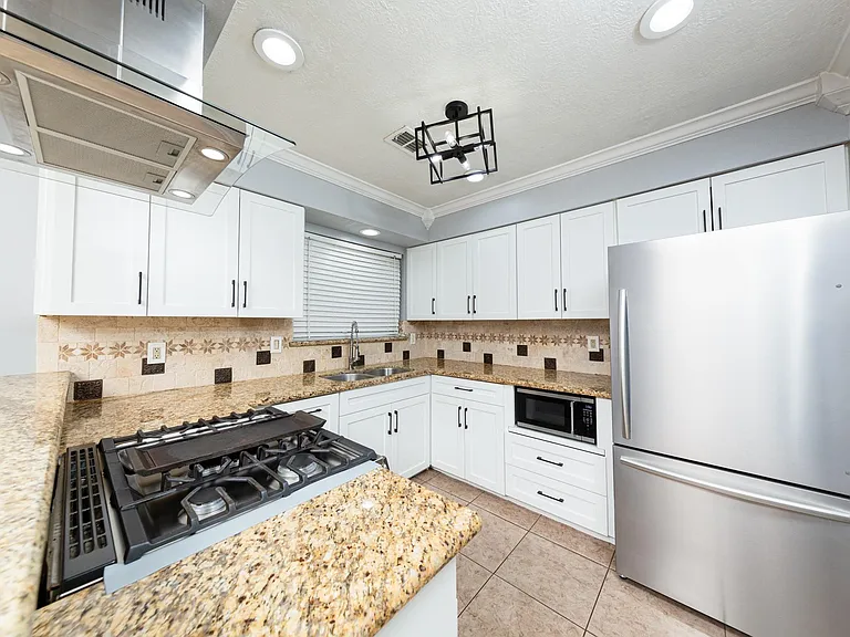 823 Parkhill St — Photo 10