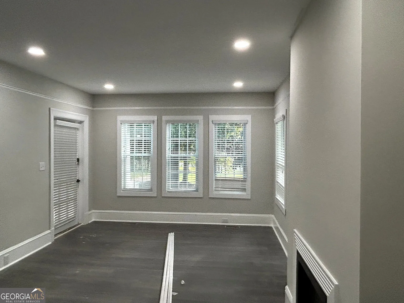 3 bed, 3.0 bath, 2052 sqft, $2,300 — Photo 3