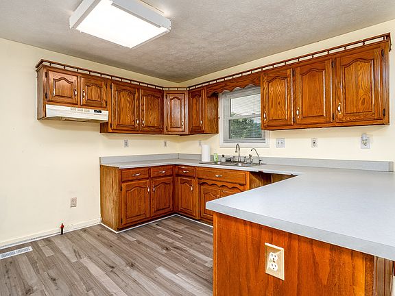5th image of 1424 Potter Dr