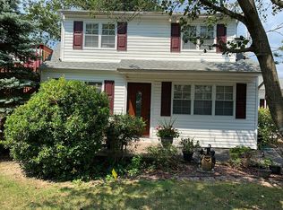 33 7th St, Holbrook, NY 11741