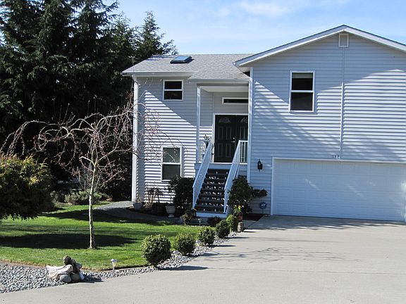 3rd image of 1182 Dewey Dr