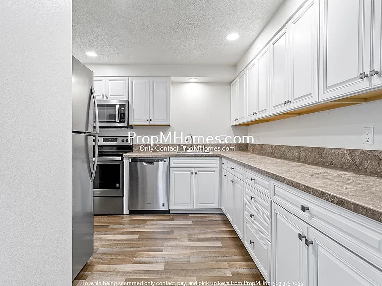 913 W Charles Street — Photo 7
