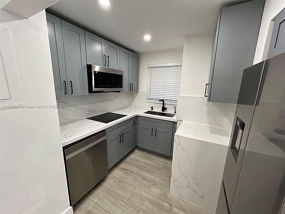 4th image of 310 Fontainebleau Blvd APT 306