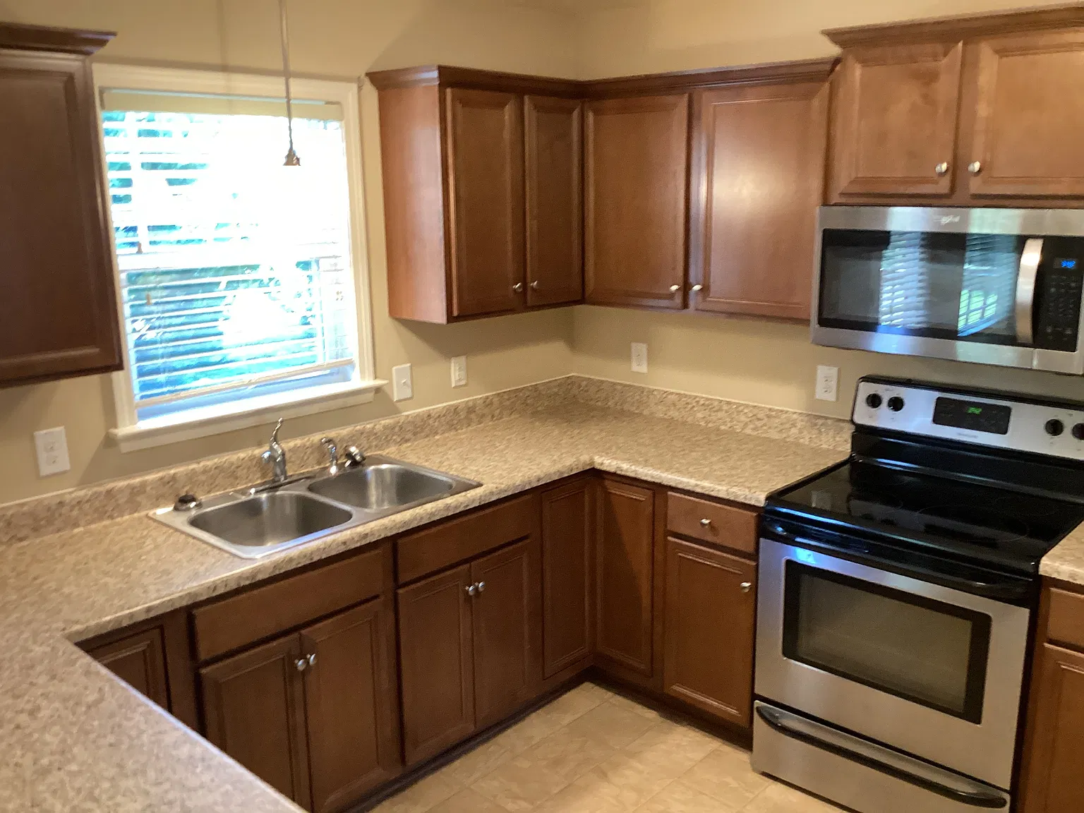 3 bed, 2.0 bath, 1481 sqft, $1,930 — Photo 4