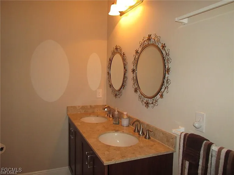 10702 Cetrella Dr — Photo 9