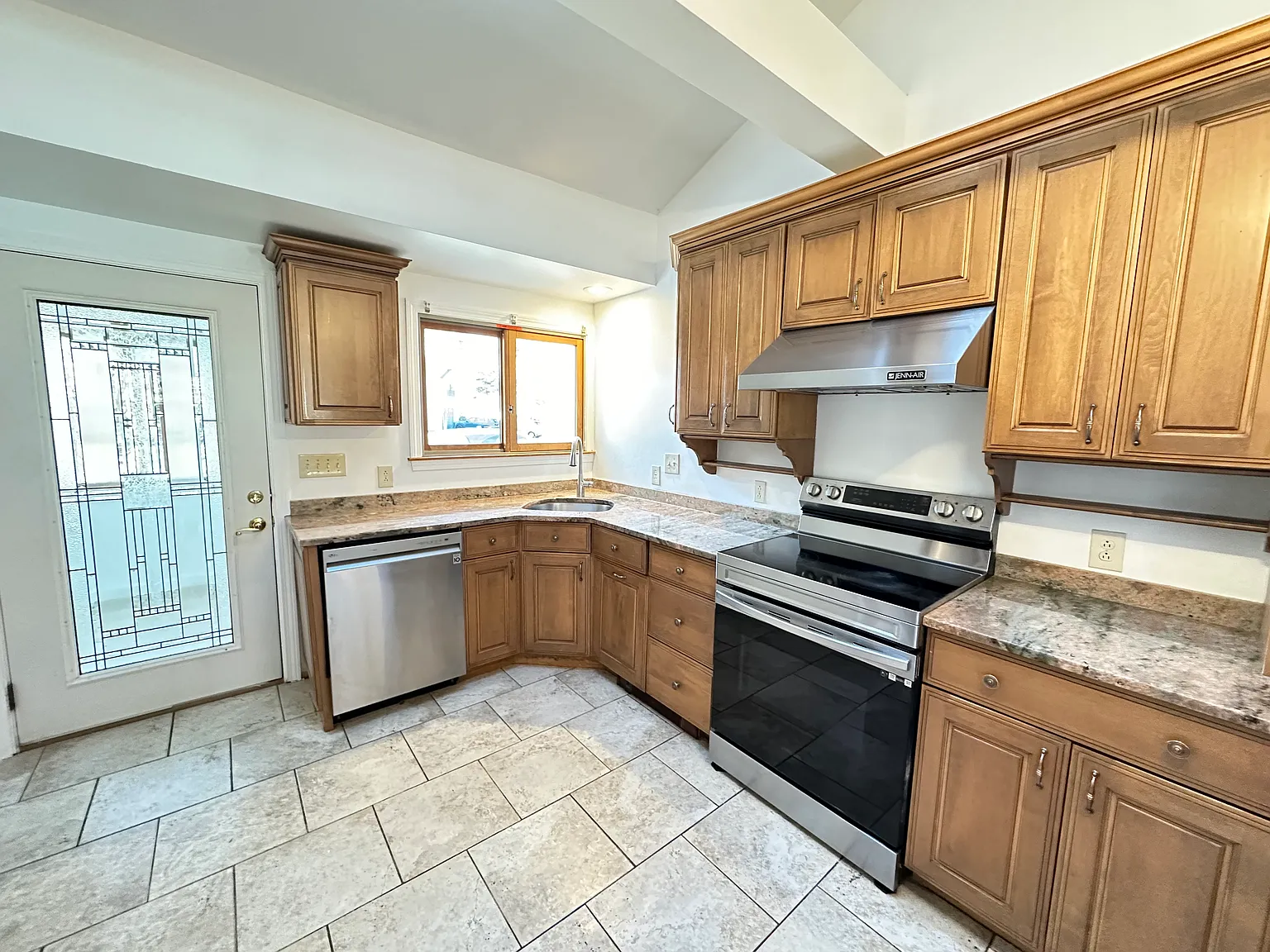 5 bed, 2.5 bath, 2721 sqft, $5,700 — Photo 2