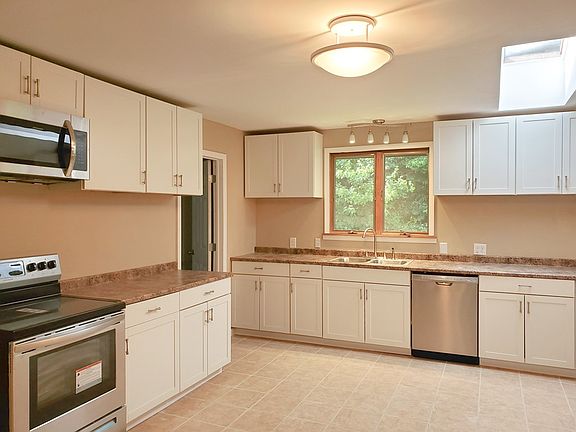 3rd image of 87 Trillium Dr