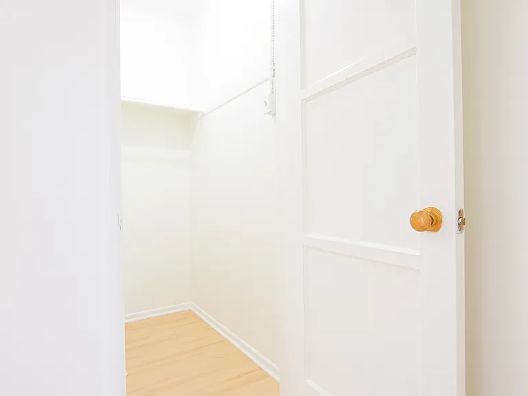 Gayley Manor Apartments — Photo 17