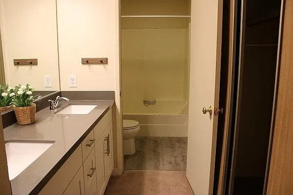 1336 Bellevue Way NE — Photo 6