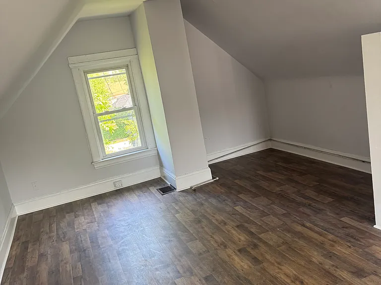 9409 Empire Ave — Photo 10