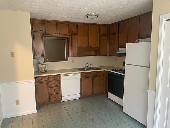 3rd image of 194 Patterson Cir