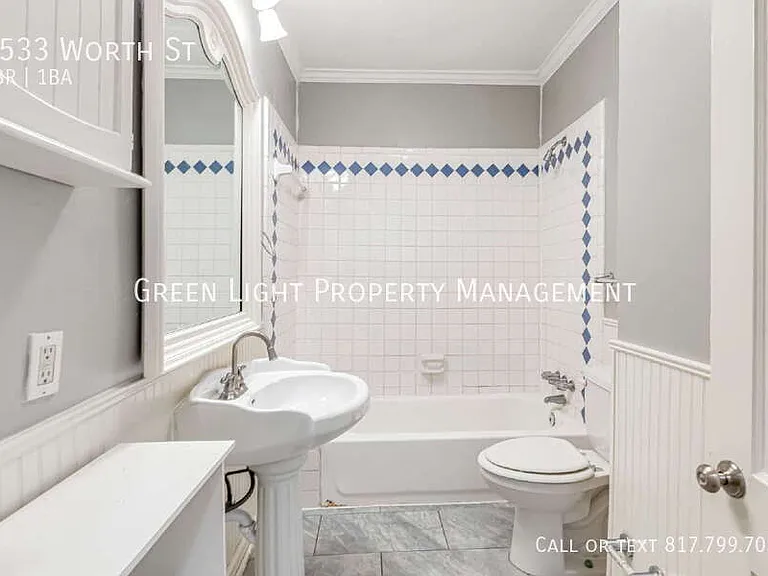 4533 Worth St — Photo 8