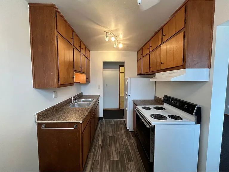 1310 Maryland Ave E — Photo 2